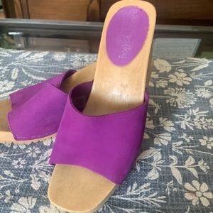 🔵 Purple suede sandals